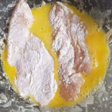 Masukan ke dalam telur yang sudah dikocok sampai rata angkat