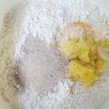 Masukan semua bahan kecuali margarin dan garam. Ulen hingga setengah kalis.