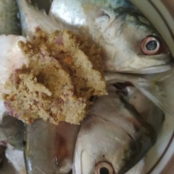 Ambil 1/2 bumbu halus lumuri ikan dengan bumbu halus diamkan di kulkas selama 20 menit
