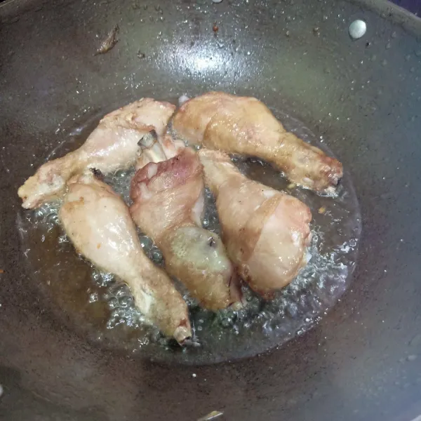 Siapkan wajan lalu beri minyak goreng. Setelah panas minyak masukkan paha ayam. Goreng setengah matang lalu angkat dan tiriskan