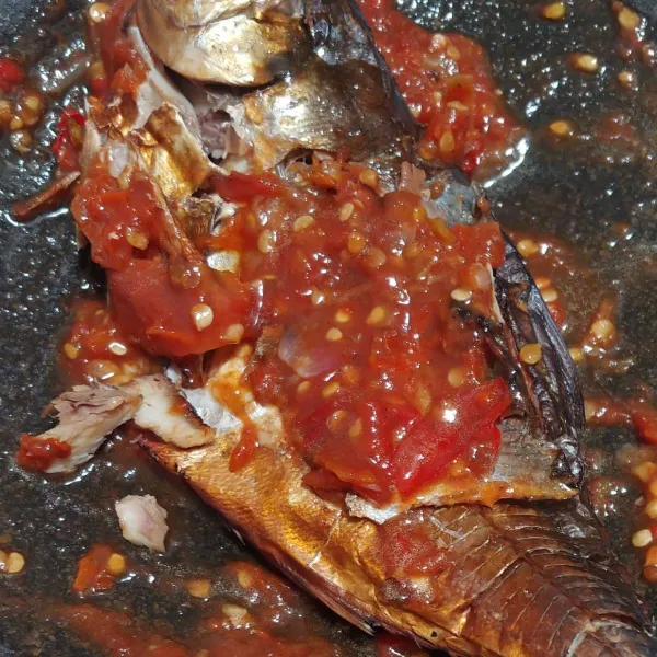 Angkat ikan dan penyet dengan sambel, sajikan dengan kulupan sayur.