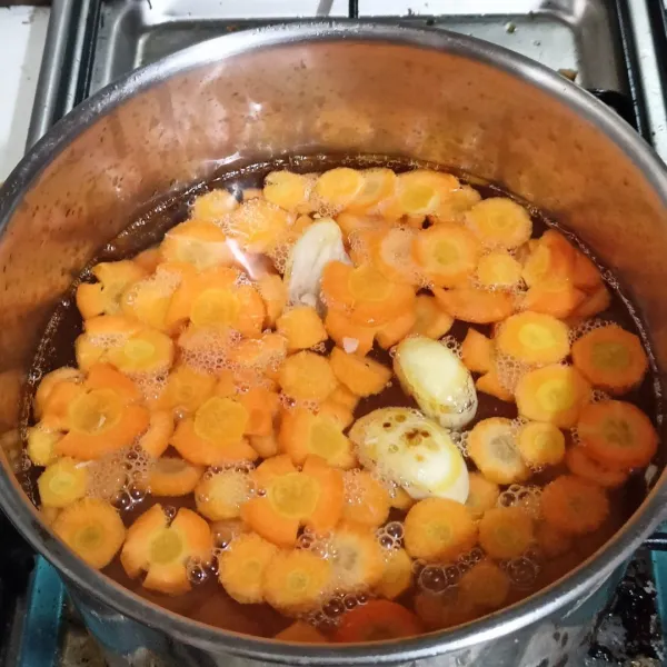 Masukan air hingga mendidih, masukan wortel dan kentang