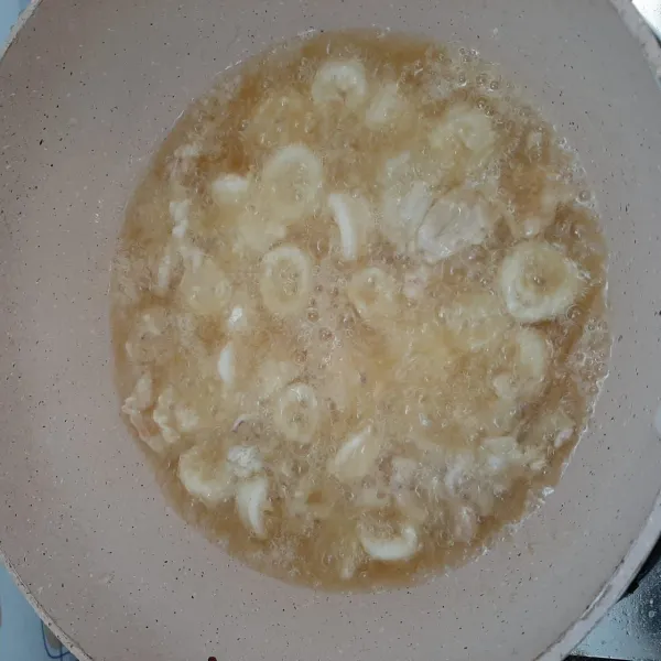 Goreng di minyak panas 2-3 menit saja. Angkat, siap disajikan