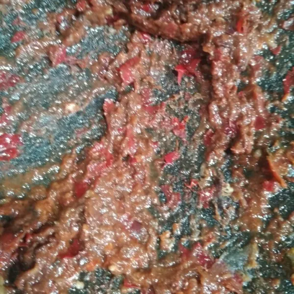 Haluskan bumbu dengan cobek