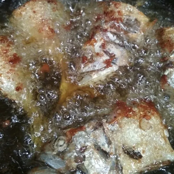 Goreng ikan hingga matang, sisihkan