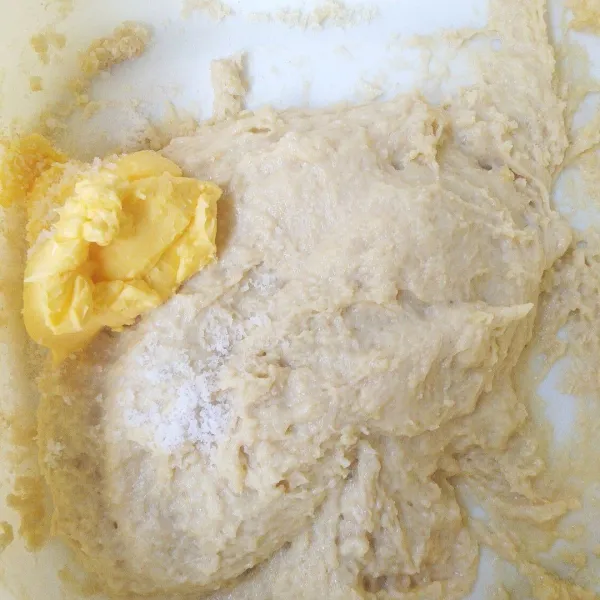 Masukkan margarin dan garam, ulen hingga kalis elastis.