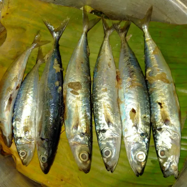 Kukus ikan -/+ 15 menit dengan di alasi daun pisang agar tidak lengket.