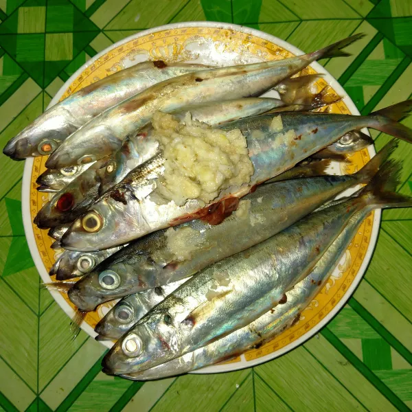 Lumuri di badan ikan dengan sedikit air biarkan -/+ 30 menit.