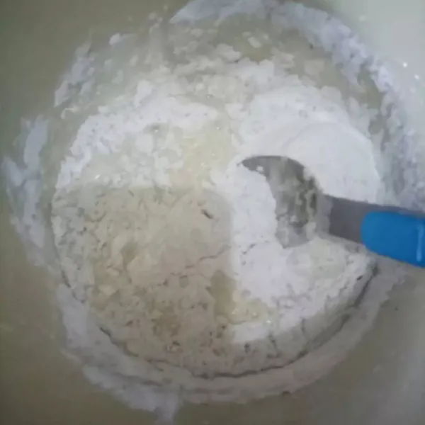 Lalu tepung terigu dimasukkan ke dalam adonan telur, aduk rata sampai rata.