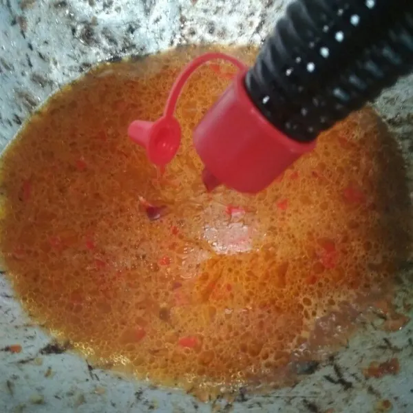 Tambahkan air, saos tiram dan gula pasir aduk rata, koreksi rasa, biarkan mendidih