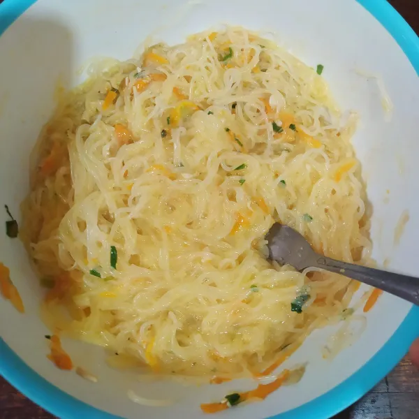 Kocok lepas telur dan beri sejumput garam. Masukkan bihun yang sudah tidak terlalu panas. Aduk rata.