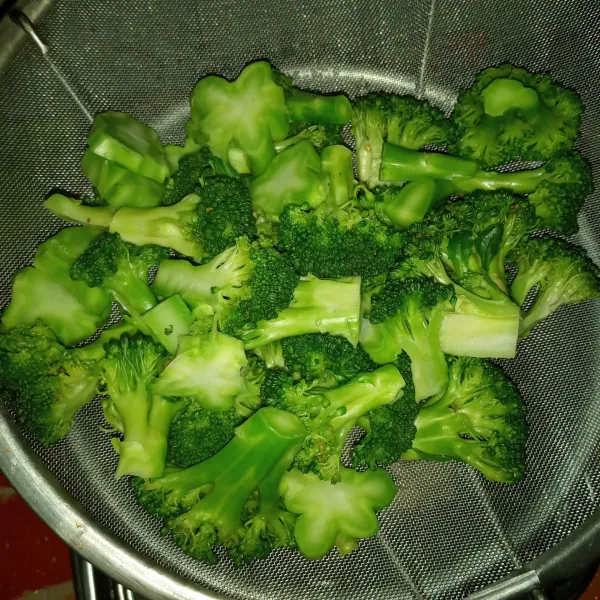 Rebus brokoli dengan sedikit garam. Angkat, kemudian tiriskan.