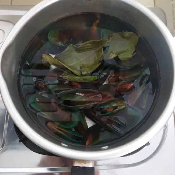 cuci bersih kerang hijau lalu masukkan daun salam rebus selama 5 menit dan tiriskan
