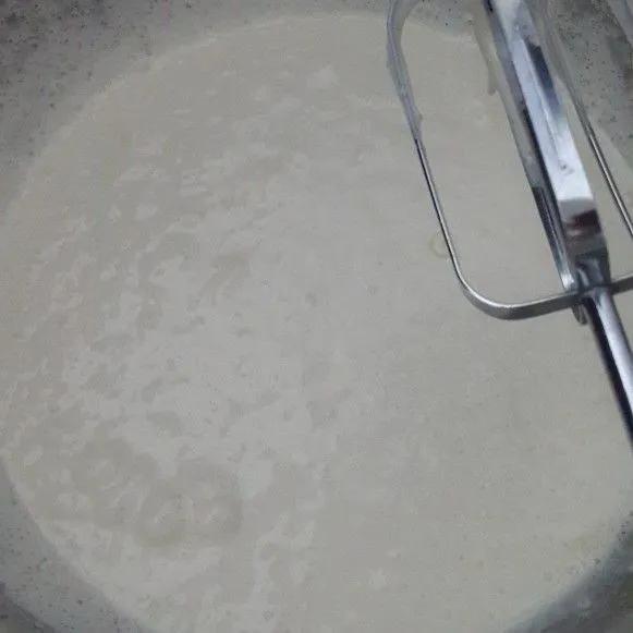 Mixer gula, telur dan sp hingga putih berjejek dengan speed tinggi.