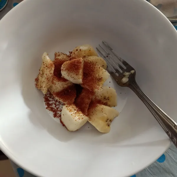 Potong-potong pisang lalu tambahkan gula palm