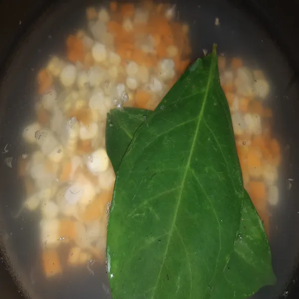 Rebus jagung dan wortel menggunakan daun salam