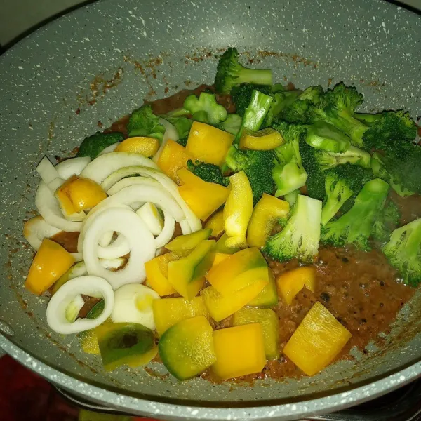 Masukkan brokoli, paprika, dan bawang bombay. Masak sampai cukup matang.