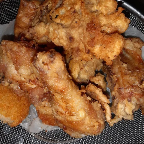 Tiriskan ayam sebelum diberi bumbu karamel.