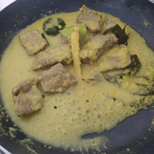 Masukkan hati sapi, masak hingga air menyusut dan bumbu meresap. Sajikan.