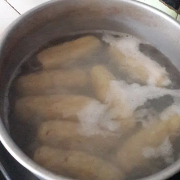 Didihkan air, rebus hingga matang atau mengapung, angakat, tiriskan dan siap goreng.