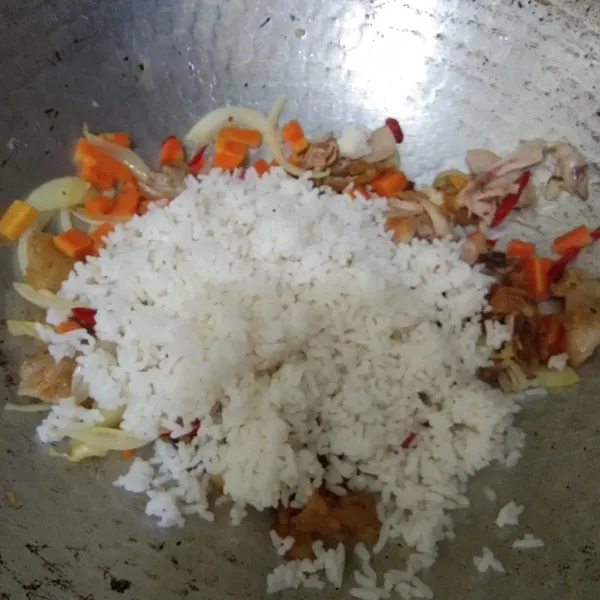 Masukan nasi putih, masak hingga rata