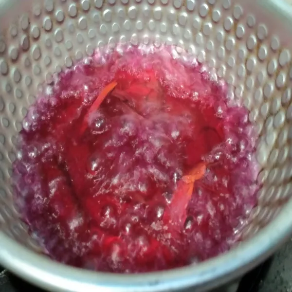 Masak hingga warnanya pekat, matikan api.