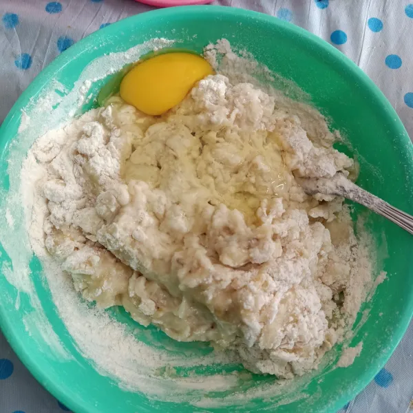 Tambahkan telur, aduk rata