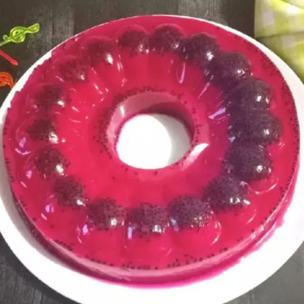 Setelah mengeras masukan ke dalam kulkas. Siap disajikan saat puding buah naga sudah dingin