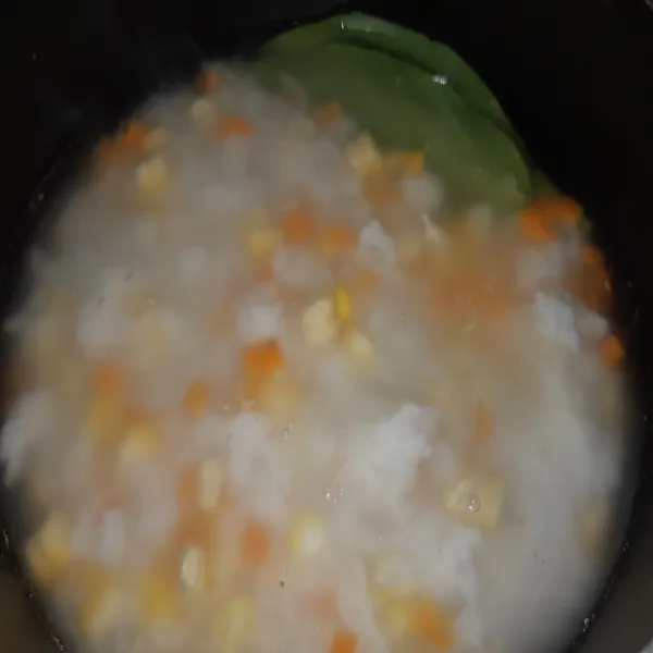 Beri garam, lada dan kaldu, masak hingga nasi mengental. Sesekali tutup dan aduk agar nasi tidak lengket di dasar panci