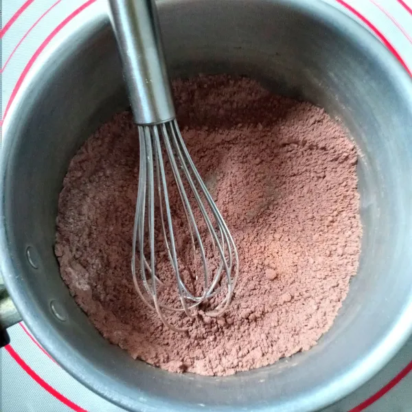 Dalam panci masukan gula pasir, garam, coklat bubuk, tepung jagung dan tepung beras, aduk rata.