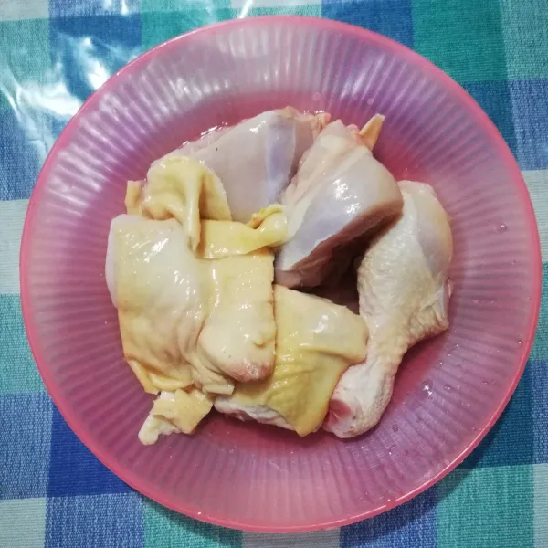 Cuci bersih daging ayam yang akan digunakan.