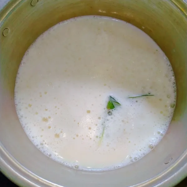 Siapkan panci, masukan susu kedelai dan sisa air. Tambahkan garam, gula, daun pandan dan jahe. Aduk-aduk jangan sampai kedelai pecah.