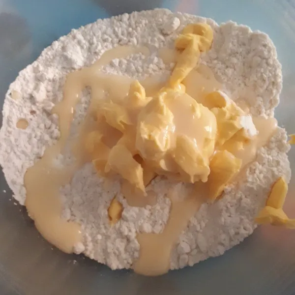 Untuk kulit pie : siapkan wadah masukan terigu, margarin dan susu kental manis.
