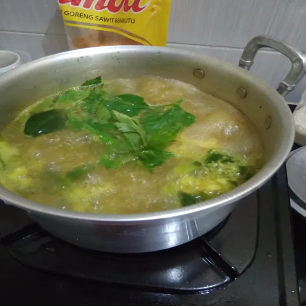 Lalu tambahkan daun seledri, biarkan mendidih lagi. Sajikan soto ayam bersama tempe goreng dan sambal.