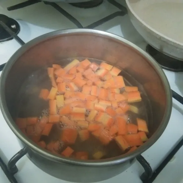 Masak wortel hingga setengah matang, tiriskan