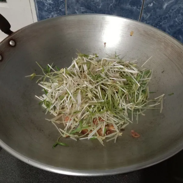 Kemudian masukan sayur. Aduk cepat  hingga layu.