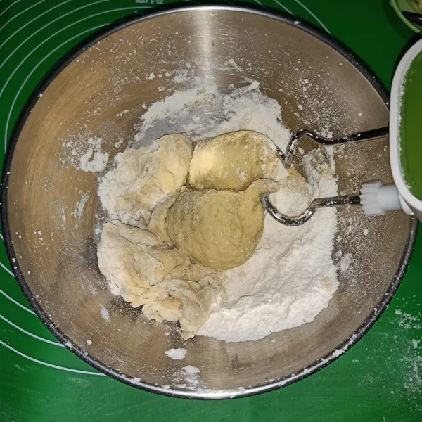 Campur bahan utama, tutup diamkan sampai berbusa, setelah itu tambahakan telur dan butter, aduk rata, tuangkan sdikit demi sedikit sambil di mixer.