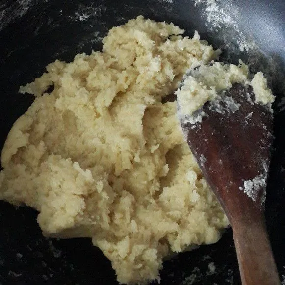 Masukan terigu dan tepung beras yang sudah dicampur rata sebelumnya, aduk cepat hingga merata dengan spatula kayu, diamkan hingga hangat.