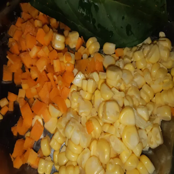 Sisir jagung dan potong-potong wortel