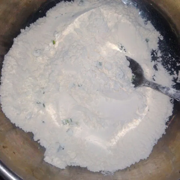 Siapkan tepung terigu dan daun bawang, aduk rata.