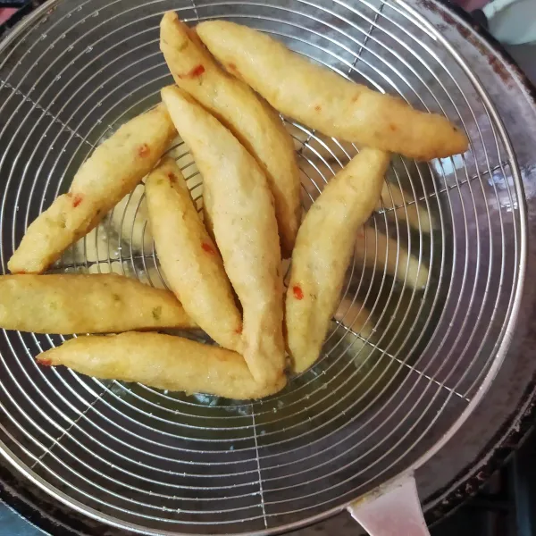 Setelah kecoklatan, tiriskan. Sajikan dengan saus.