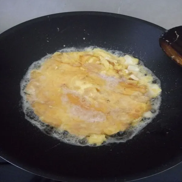 Goreng telur pada minyak panas hingga kecoklatan
