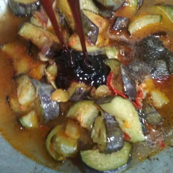 Tambahkan air, kecap manis, garam, lada bubuk dan gula pasir aduk rata, koreksi rasa. Masak hingga bumbu meresap dan matang, angkat dan sajikan dengan nasi hangat