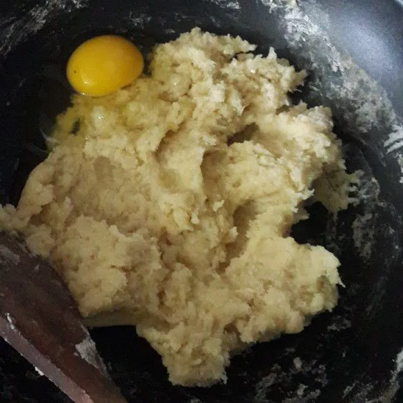 Masukan telur aduk hingga rata.
