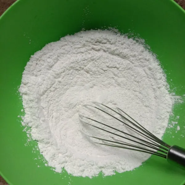 Campur tepung beras, tapioka, garam dan vanila aduk pakai whisk.