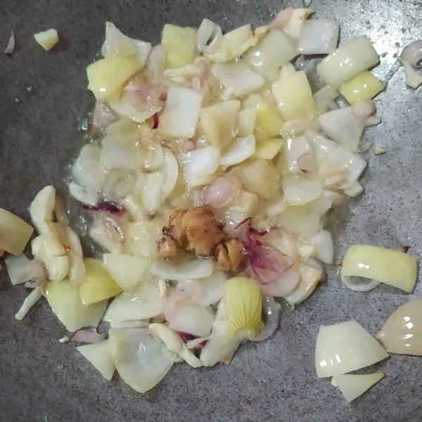 Tumis jahe dan bawang putih geprek, irisan bawang merah dan bawang bombay.