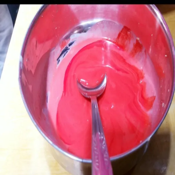 Setelah halus saring adonan kemudian ambil 3 sdm kemudian beri warna merah, sisanya beri warna ungu