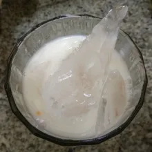 Tuang campuran susu dan gula pasir