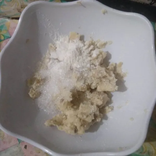 Campurkan sukun halus, gula pasir, garam dan tepung terigu, aduk rata.