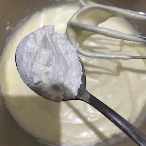 Setelah kental berjejak, masukkan tepung terigu.